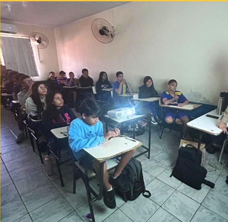 Turma do Fundamental II em fileiras de carteiras durante a aula