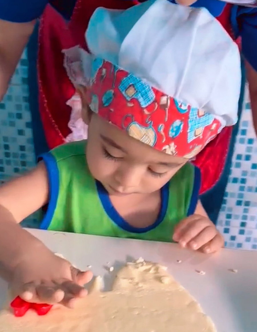 Criança da Educação Infantil em atividade sensorial na cozinha experimental